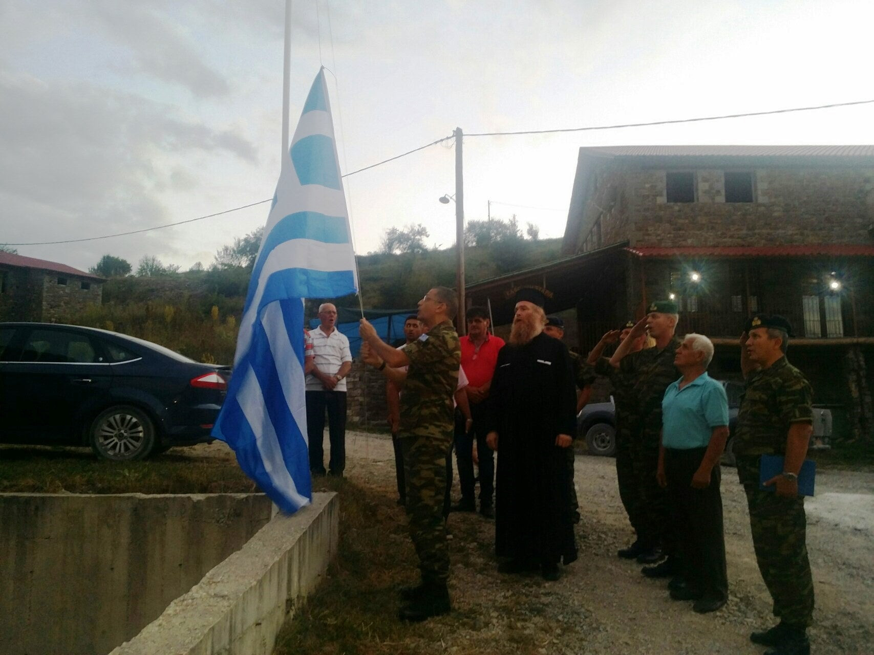 Ιστορικές στιγμές στον Γράμμο – Ο Αρχηγός ΓΕΣ ύψωσε την σημαία για πρώτη φορά στην Εκκλησία (βίντεο)